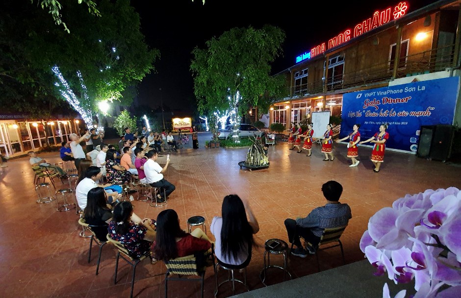 Du khách xem trình diễn văn hóa cộng đồng ở Hoa Mộc Châu